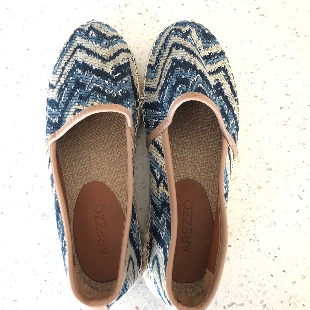 NWOT NAVY BLUE SHOES SIZE 6